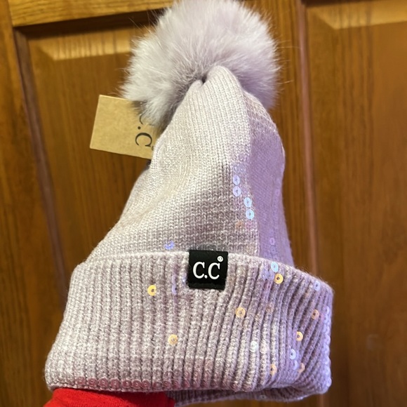 C.C lilac color hat with pom-pom - Picture 4 of 4